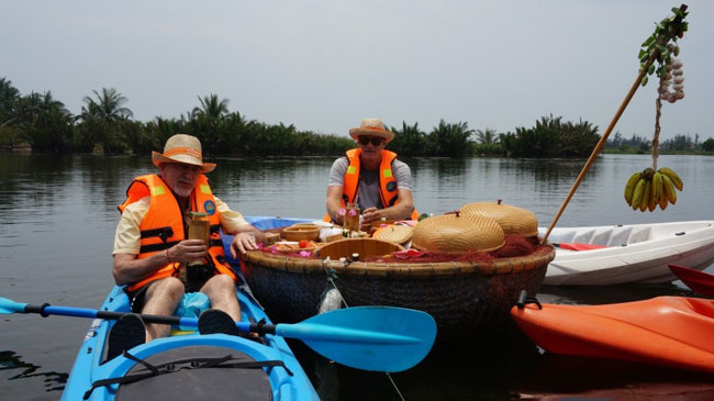 Hoi An Kayaking with Floating Bar Tour