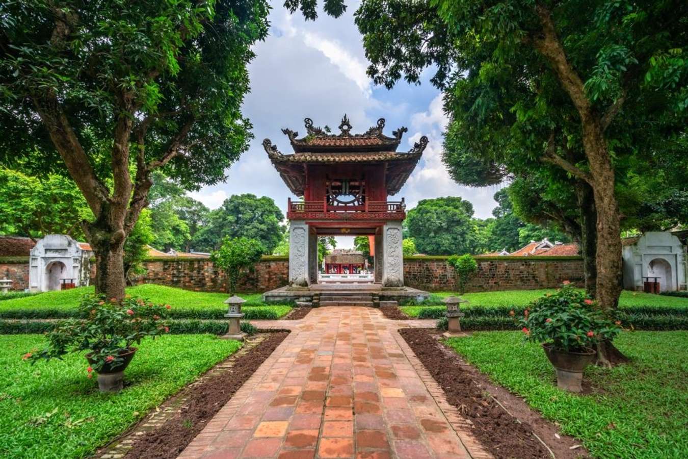Hoian – Danang – Fly to Hanoi Street Food Tour.