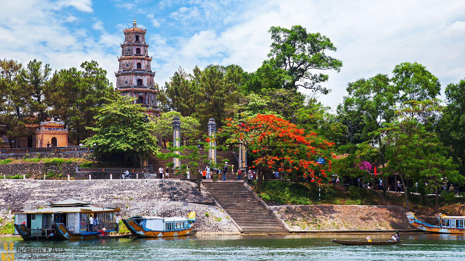 Dragon boat trip in Hue city tour