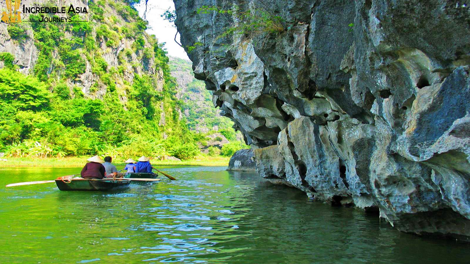 Sampan boat trip in Tam Coc