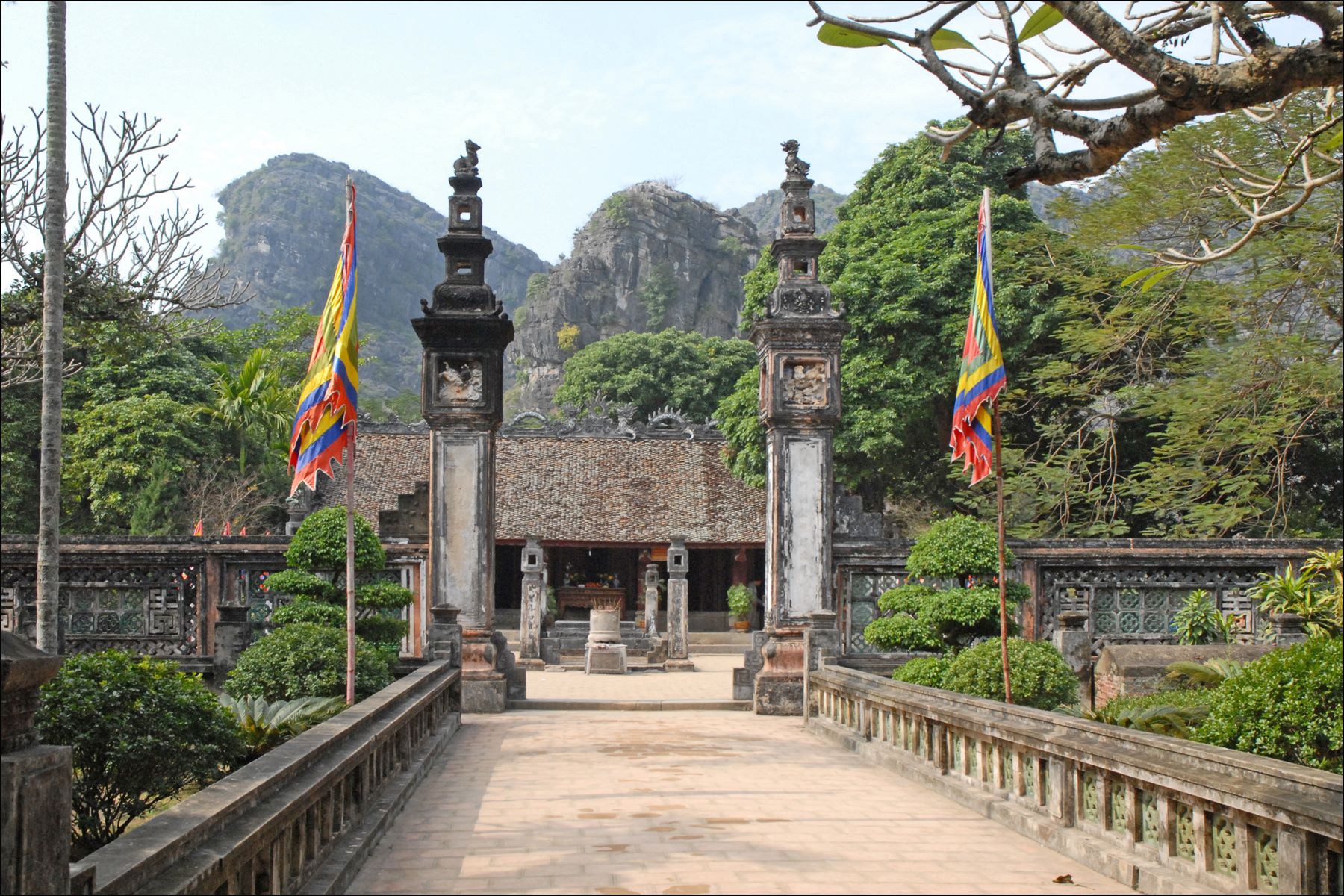 Discover Hoa Lu Tam Coc & Halong Bay